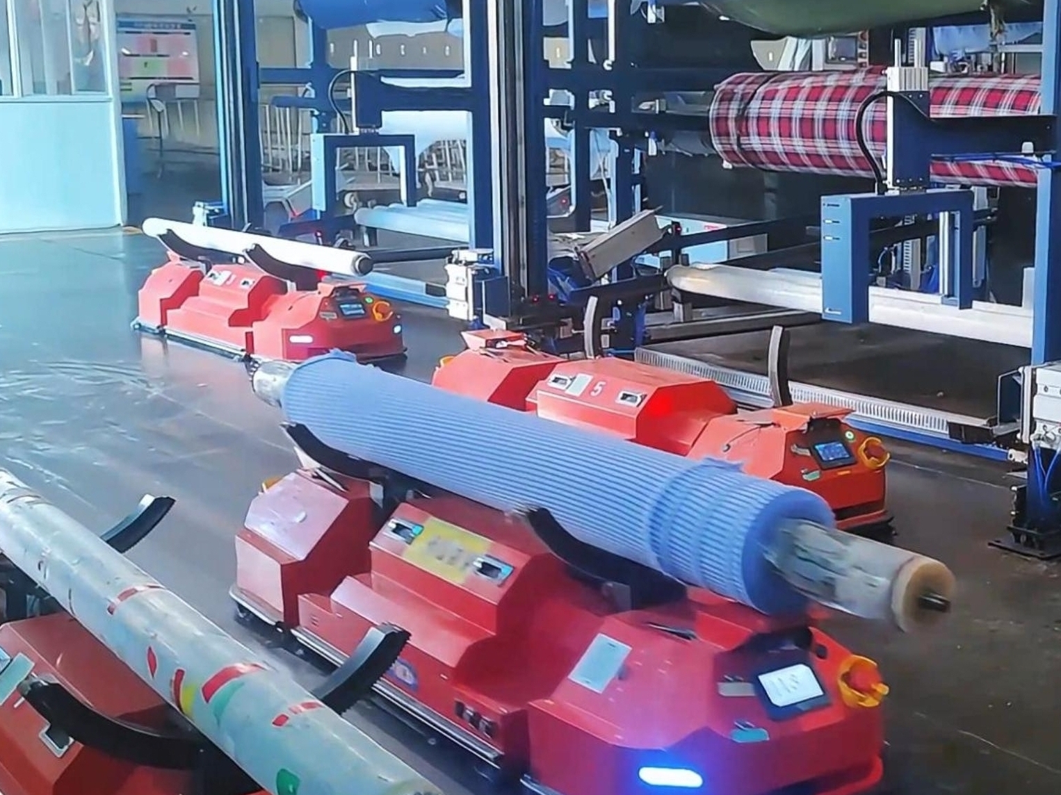 專(zhuān)為紡織業(yè)搬運(yùn)而研發(fā)，快捷落布式搬運(yùn)機(jī)器人，更靈活更便捷！